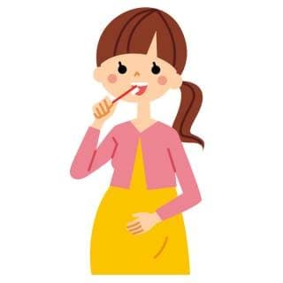 歯磨きをする妊娠中の女性