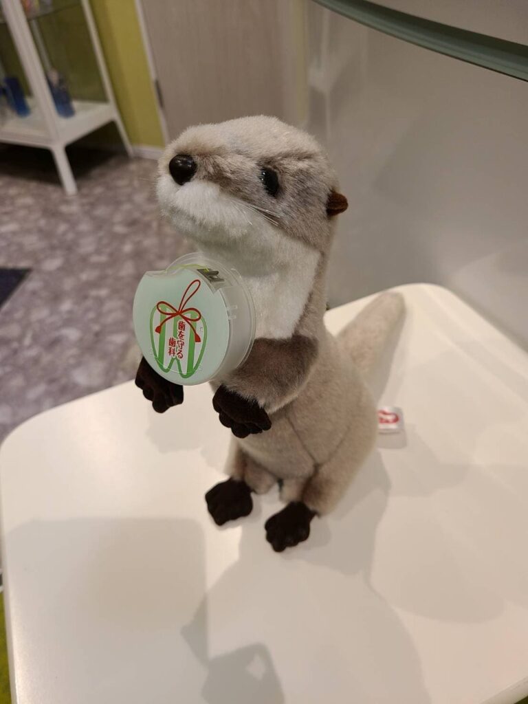 ロゴを持ったぬいぐるみ
