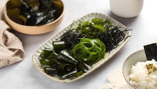 海藻が並ぶ食卓