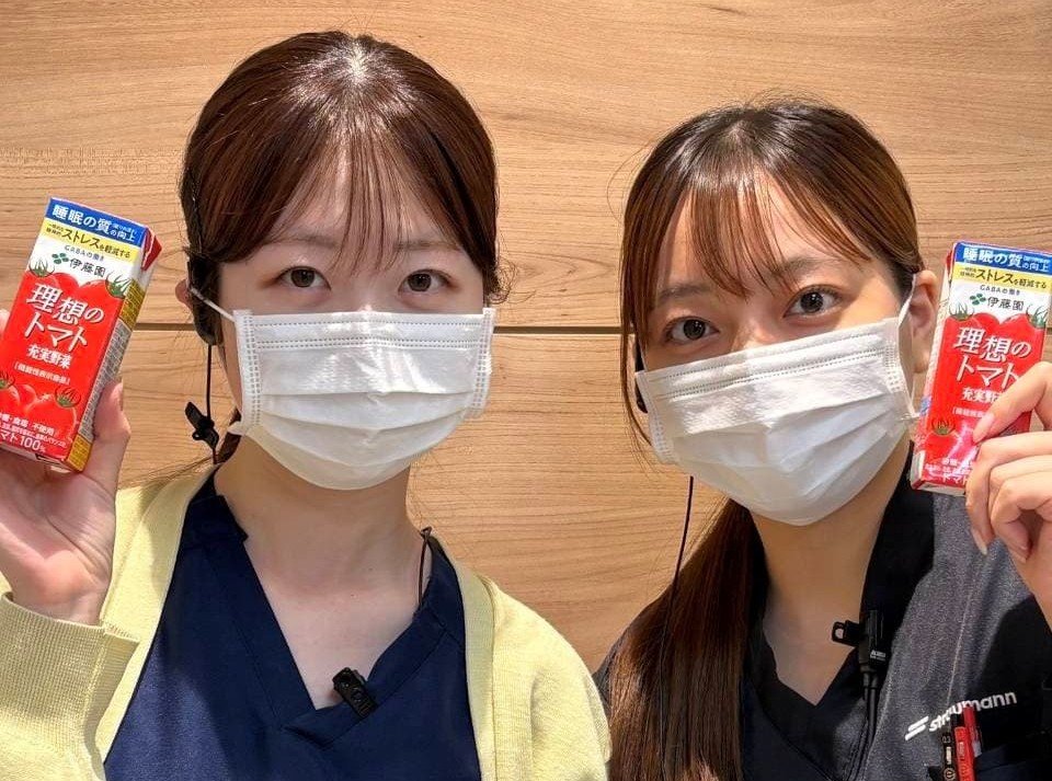 GABAが含まれているトマトジュースを持った歯科衛生士