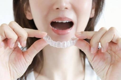 マウスピースを装着する様子