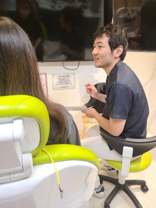 診療にあたる歯科医師