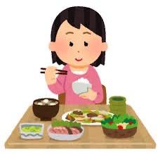 食事をする女性