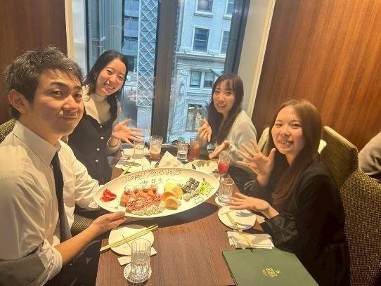 院長堤先生のお誕生日のお祝いの様子