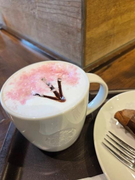 桜が描かれたラテアート