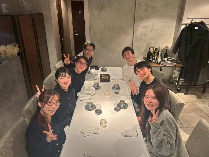 医院スタッフの会食風景