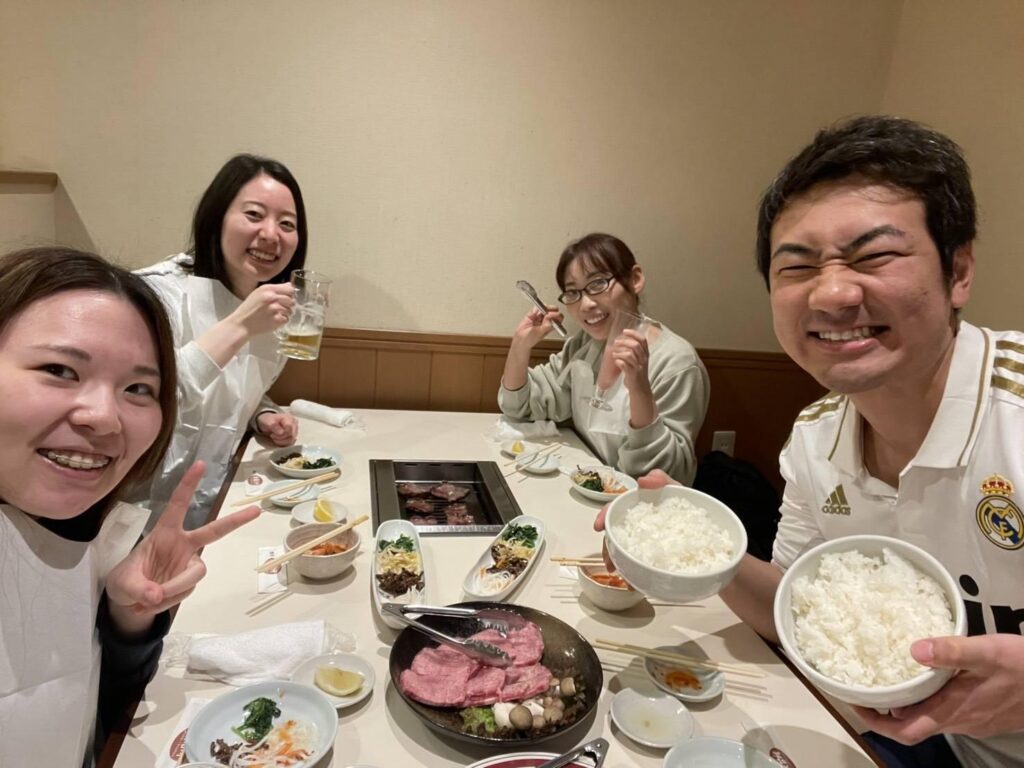 歯科医院のスタッフで食事を楽しむ様子