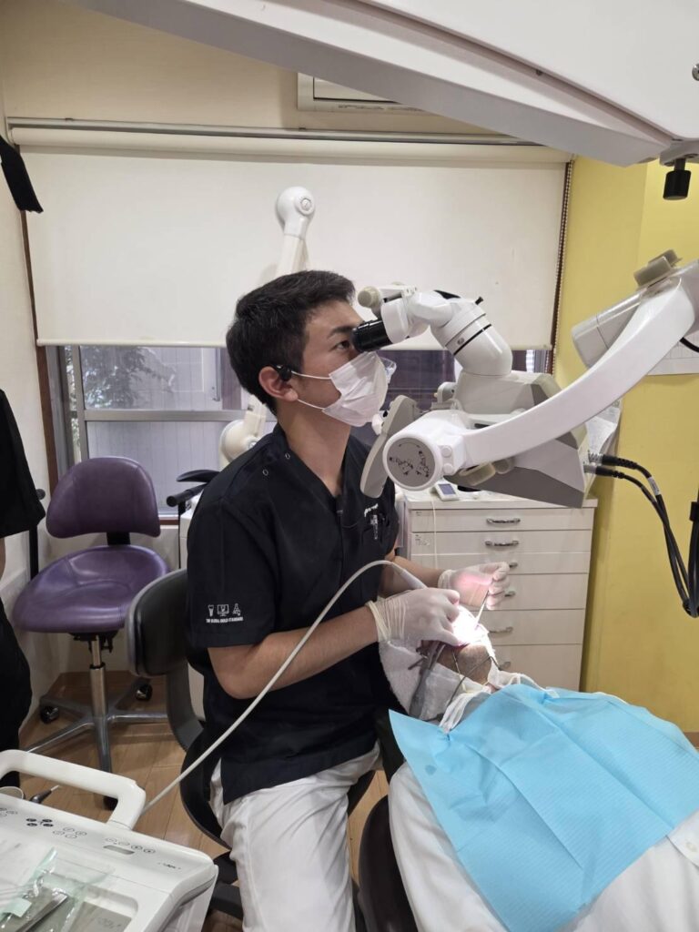 歯科治療をする歯科医師