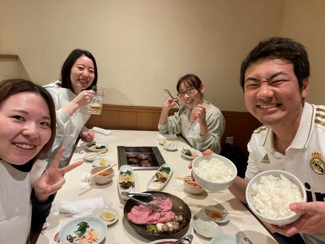 スタッフとの食事の様子