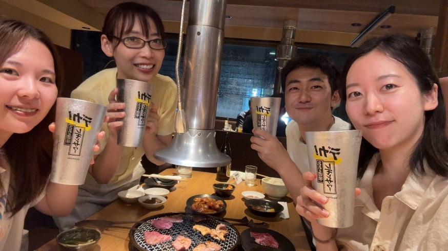 スタッフで焼き肉を楽しむ様子