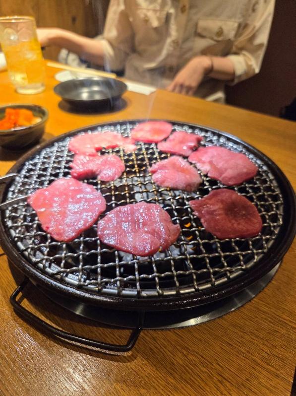 スタッフで囲んだ焼き肉の様子